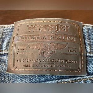 Wrangler relaxed fit 40/30 blue jeans (#85)